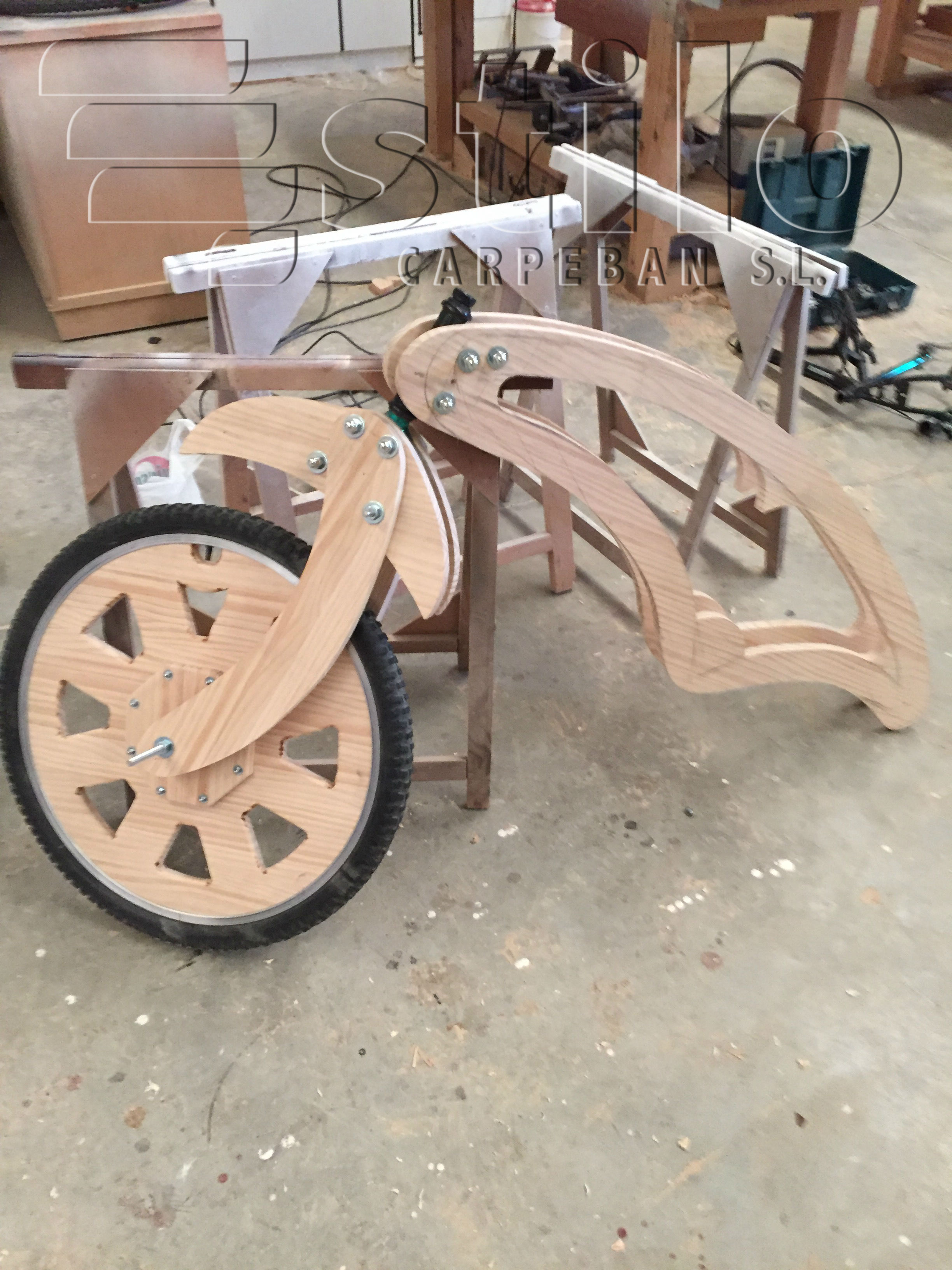 Proceso de realizacin de bicicleta de madera. Carpintera Ebanistera Carpeban Stilo, en Salamanca.